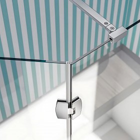 Dettaglio anta mobile per box doccia walk-in con profilo alluminio spazzolato 