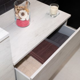 Base sospesa da 70 cm inclusa di top in legno abbinato con cassettone ad apertura push. Finitura olmo bianco