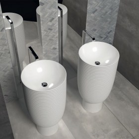 Lavabo Freestanding 42 Loom in ceramica bianca per ambienti piccoli e moderni