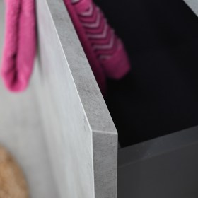 Mobile lavanderia in ceramica con cassettone porta biancheria
