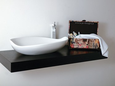 Esempio di lavabo appoggio su top bagno