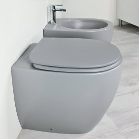 Sanitari Bagno LEILA colorazione grigio con copriwater slim a sgancio rapido