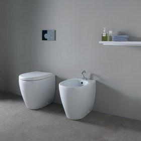 Sanitari a terra filomuro clean realizzati in ceramica bianca lucida